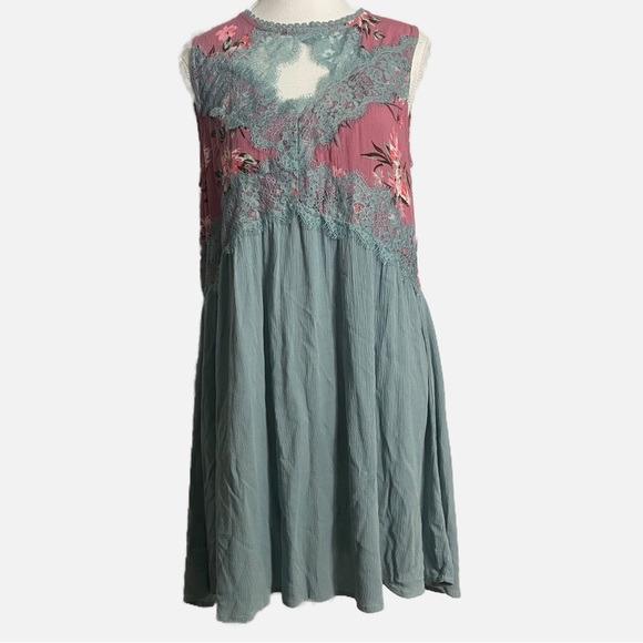 Umgee Dresses & Skirts - Umgee Mint‎ Floral Lace Detail Dress